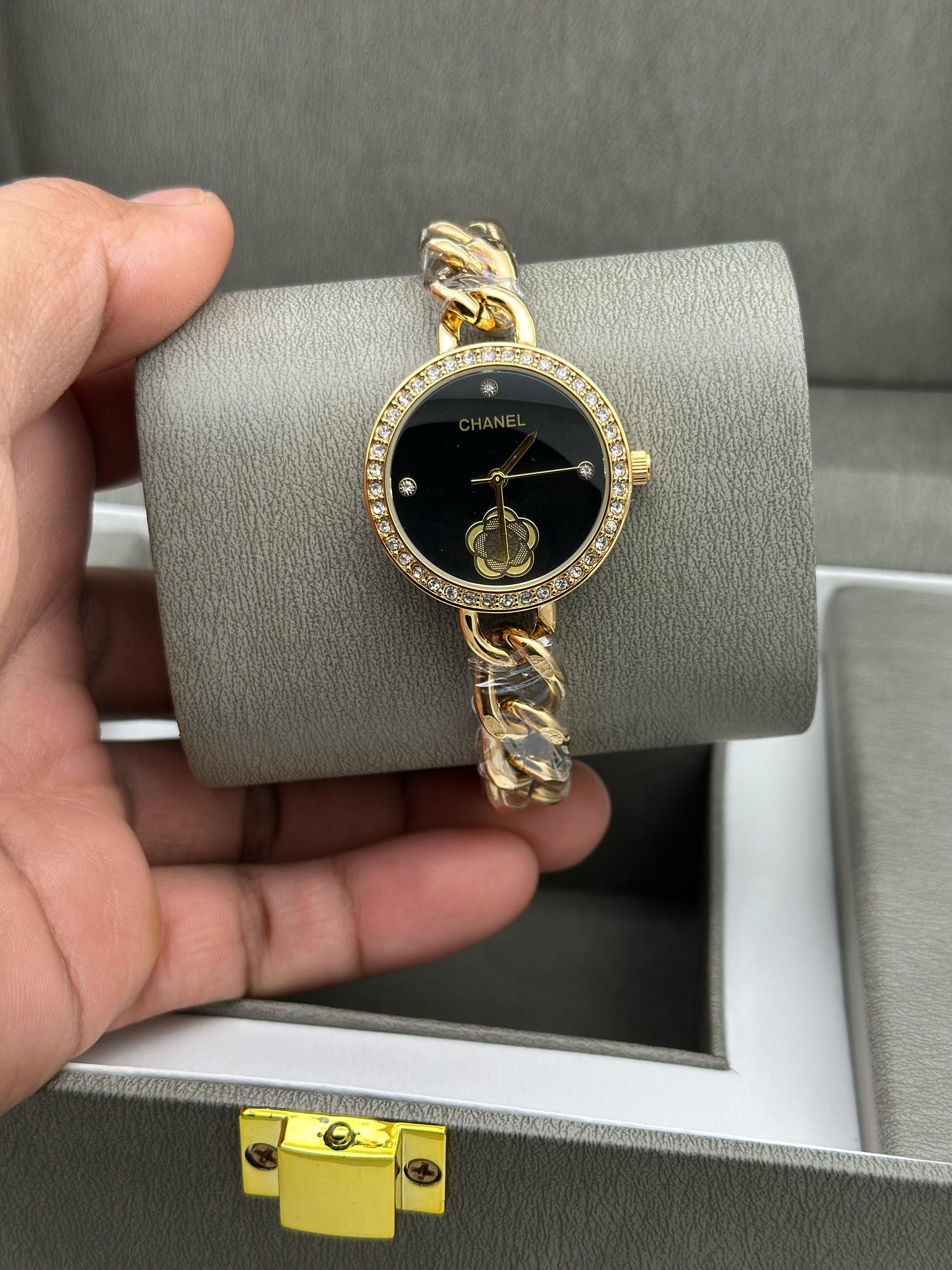 calvin klein, versace, chanel, gucci, swarovski women's watch for her maurya watch