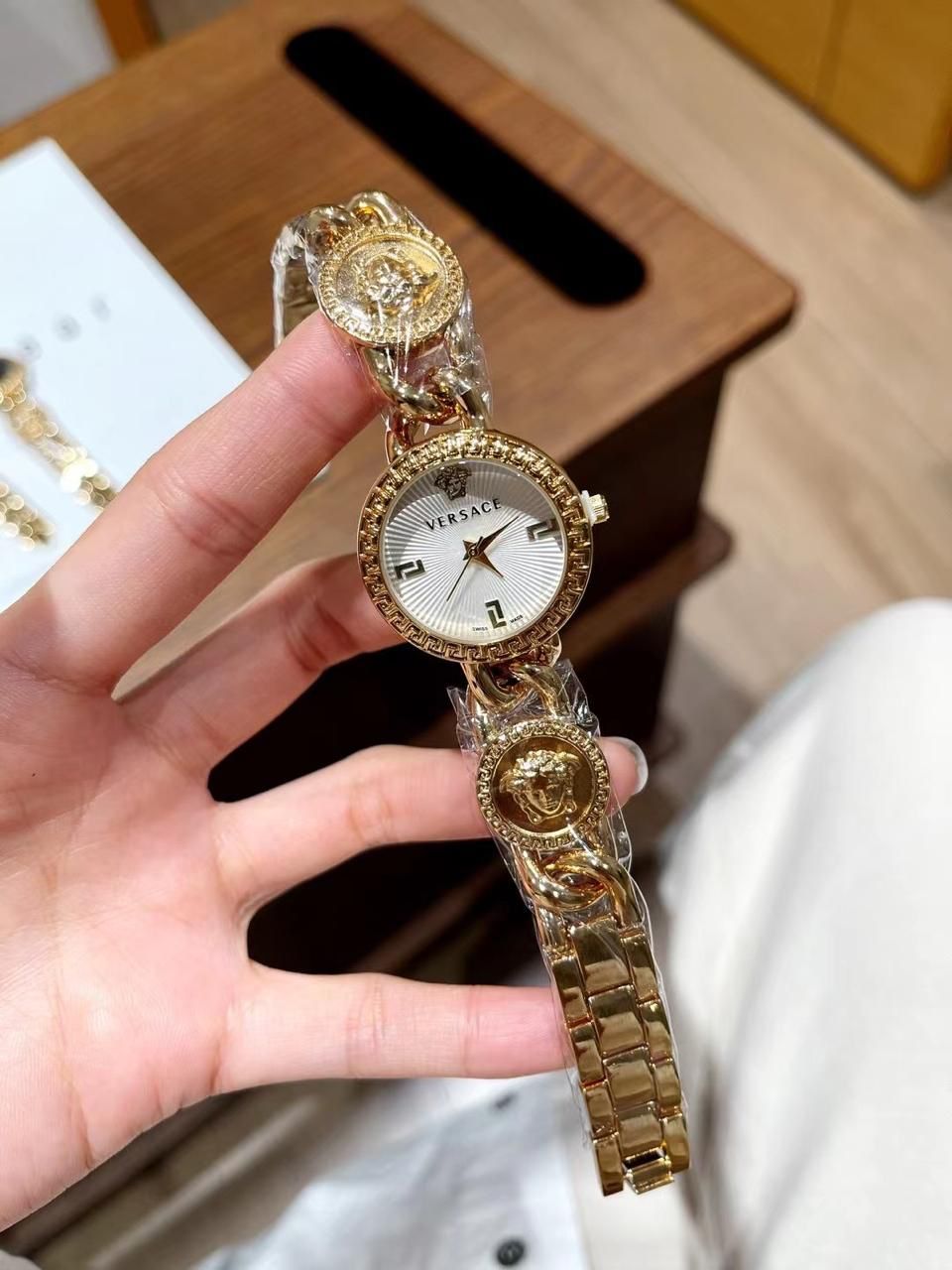 calvin klein, versace, chanel, gucci, swarovski women's watch for her maurya watch