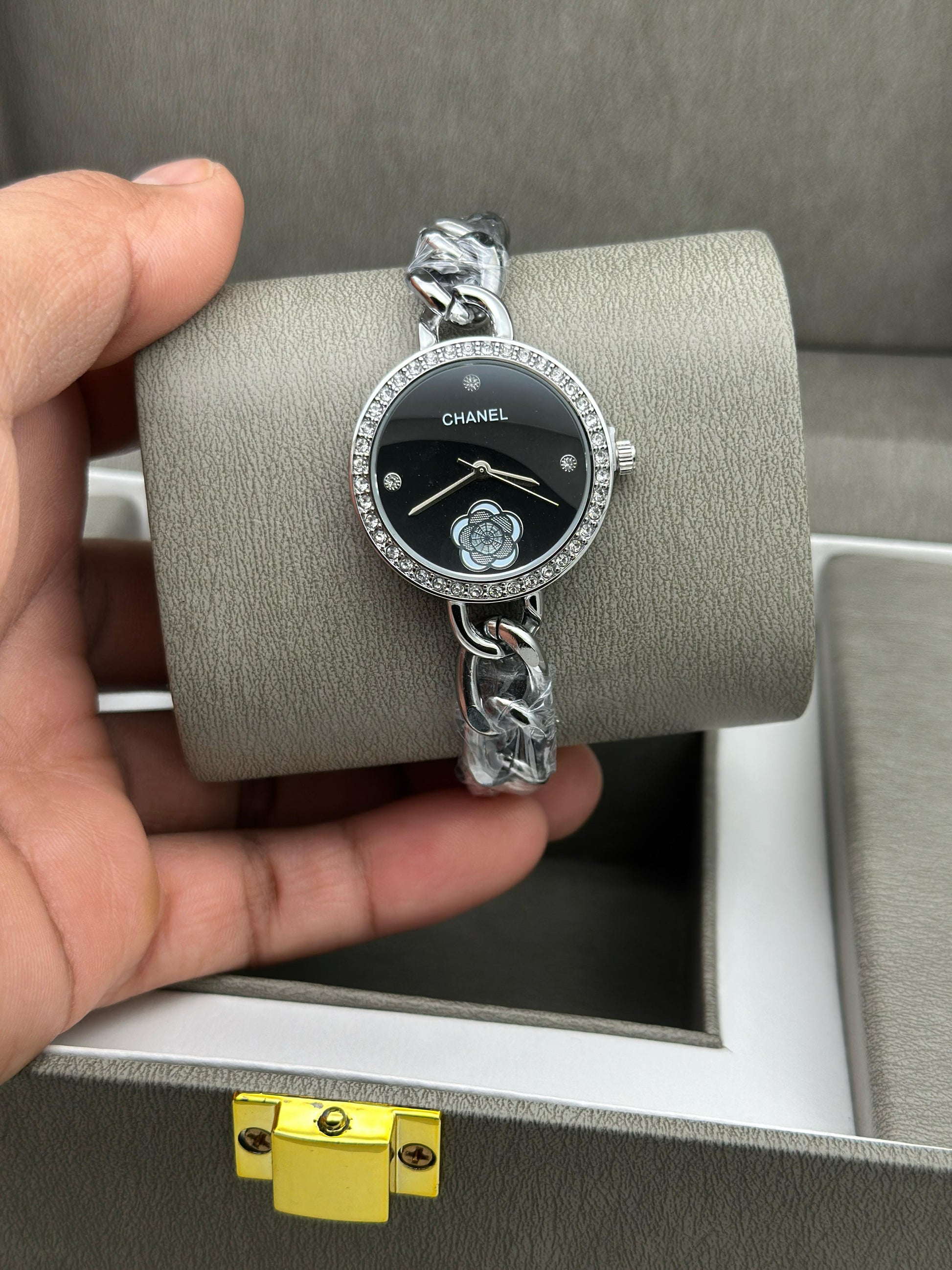 calvin klein, versace, chanel, gucci, swarovski women's watch for her maurya watch