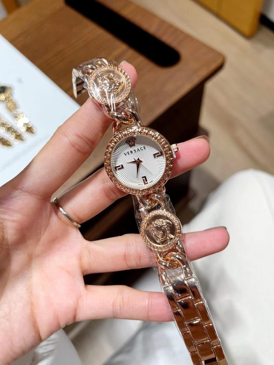 calvin klein, versace, chanel, gucci, swarovski women's watch for her maurya watch