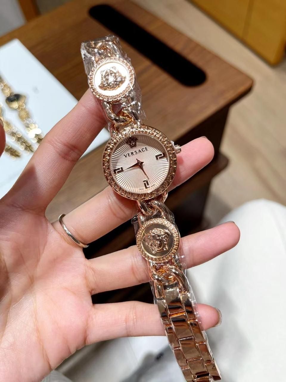 calvin klein, versace, chanel, gucci, swarovski women's watch for her maurya watch