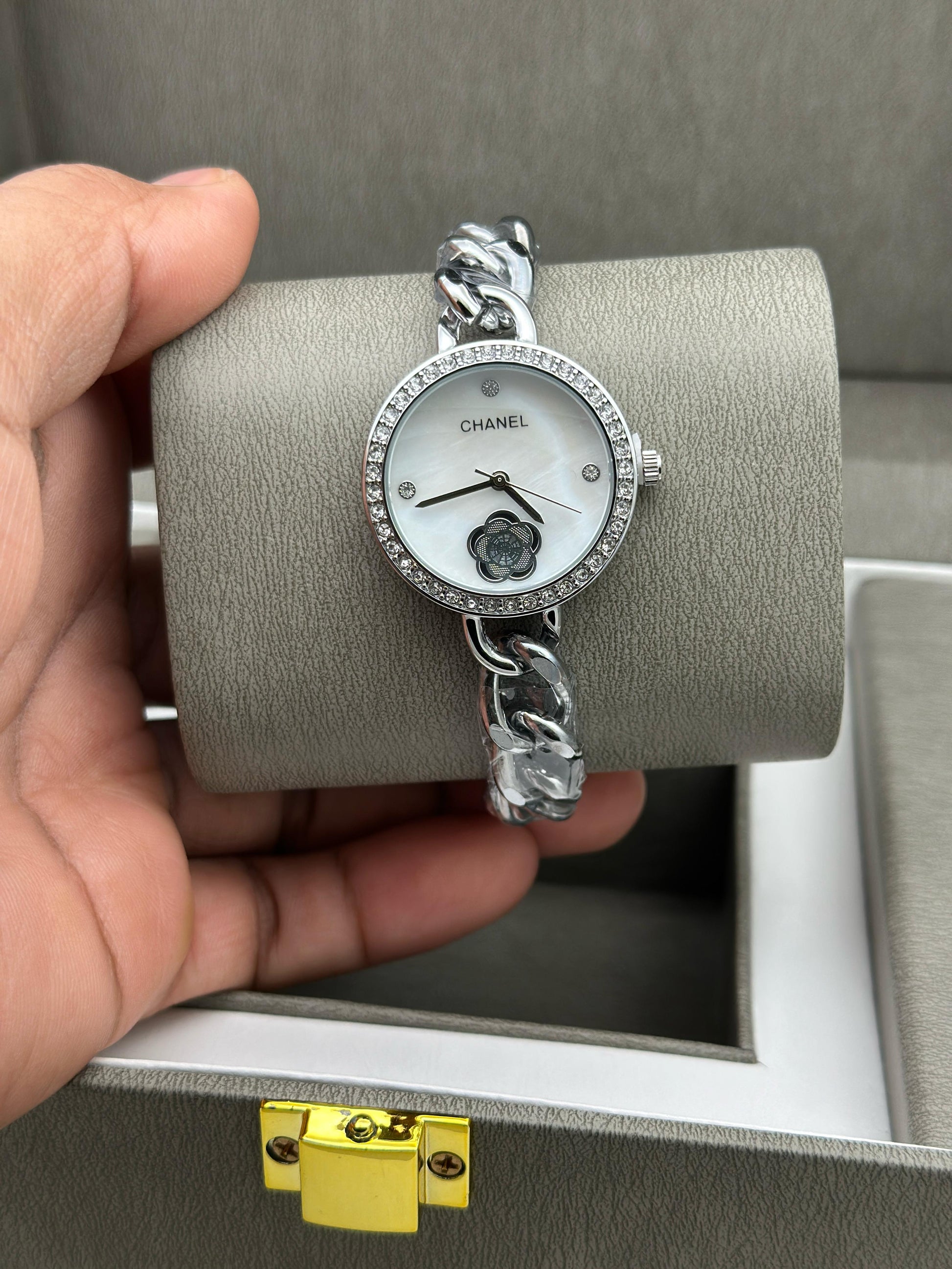 calvin klein, versace, chanel, gucci, swarovski women's watch for her maurya watch
