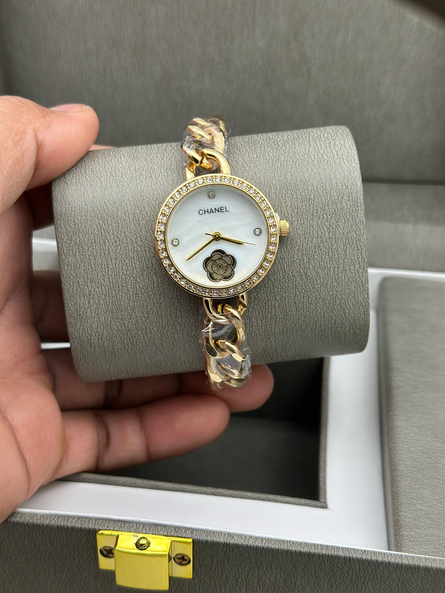 calvin klein, versace, chanel, gucci, swarovski women's watch for her maurya watch