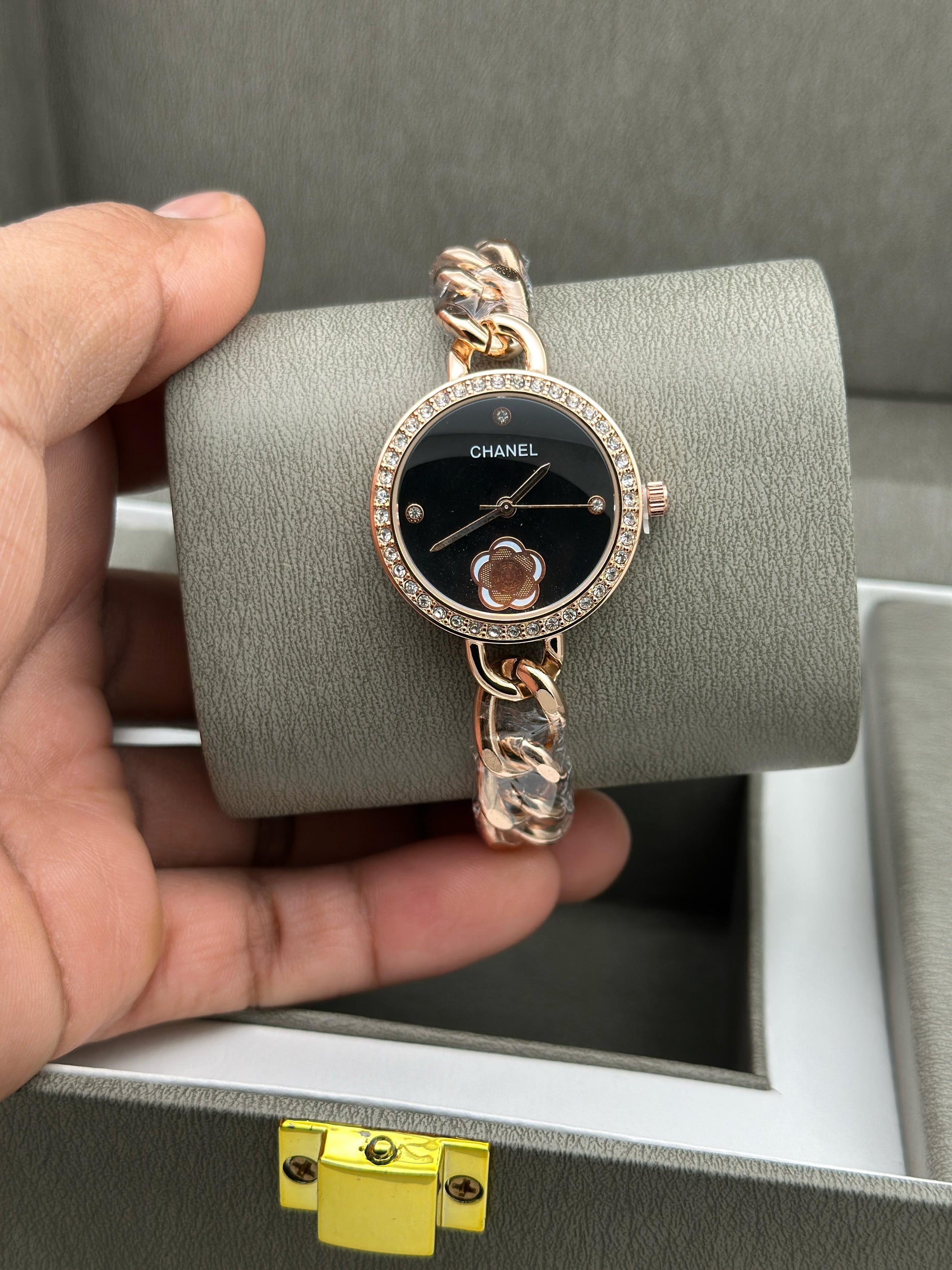 calvin klein, versace, chanel, gucci, swarovski women's watch for her maurya watch