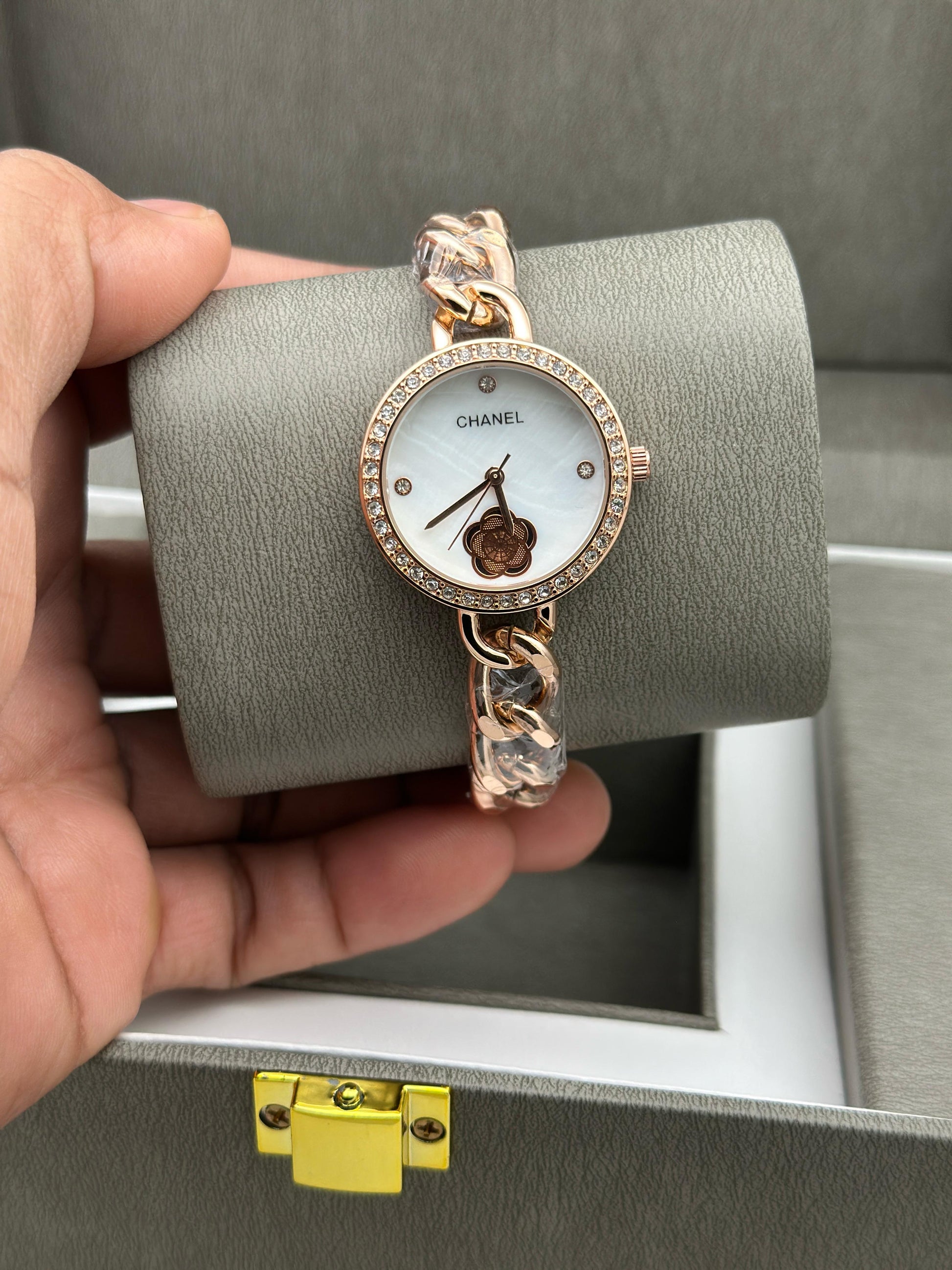 calvin klein, versace, chanel, gucci, swarovski women's watch for her maurya watch