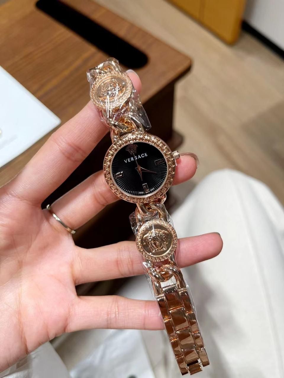 calvin klein, versace, chanel, gucci, swarovski women's watch for her maurya watch