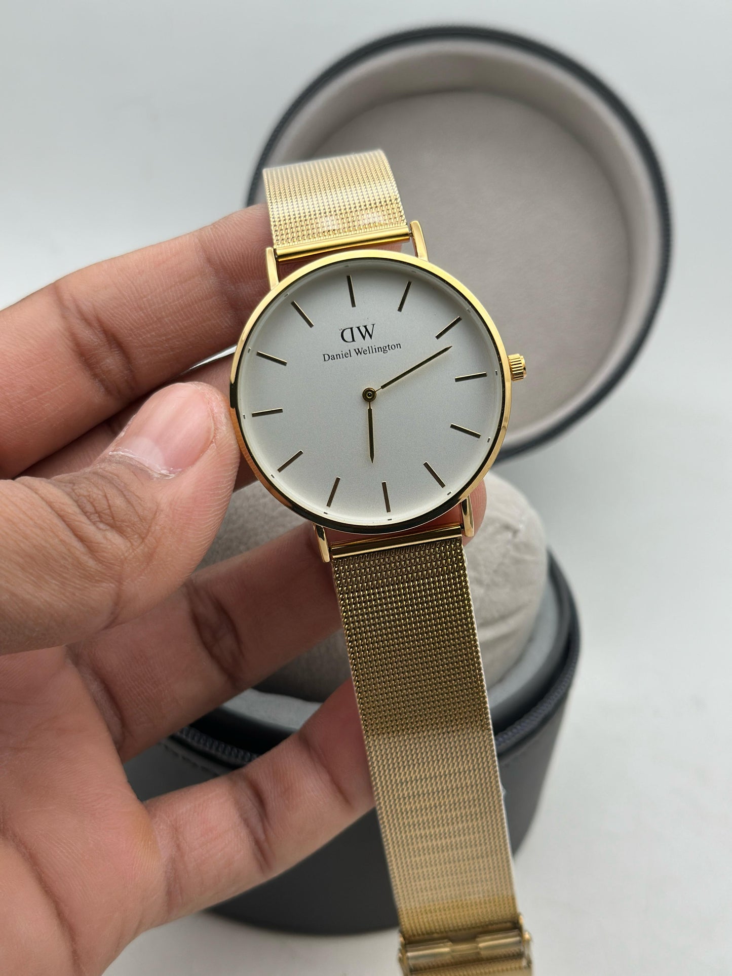 Daniel Wellington Rose Gold Mesh– Quartz Movement maurya watch