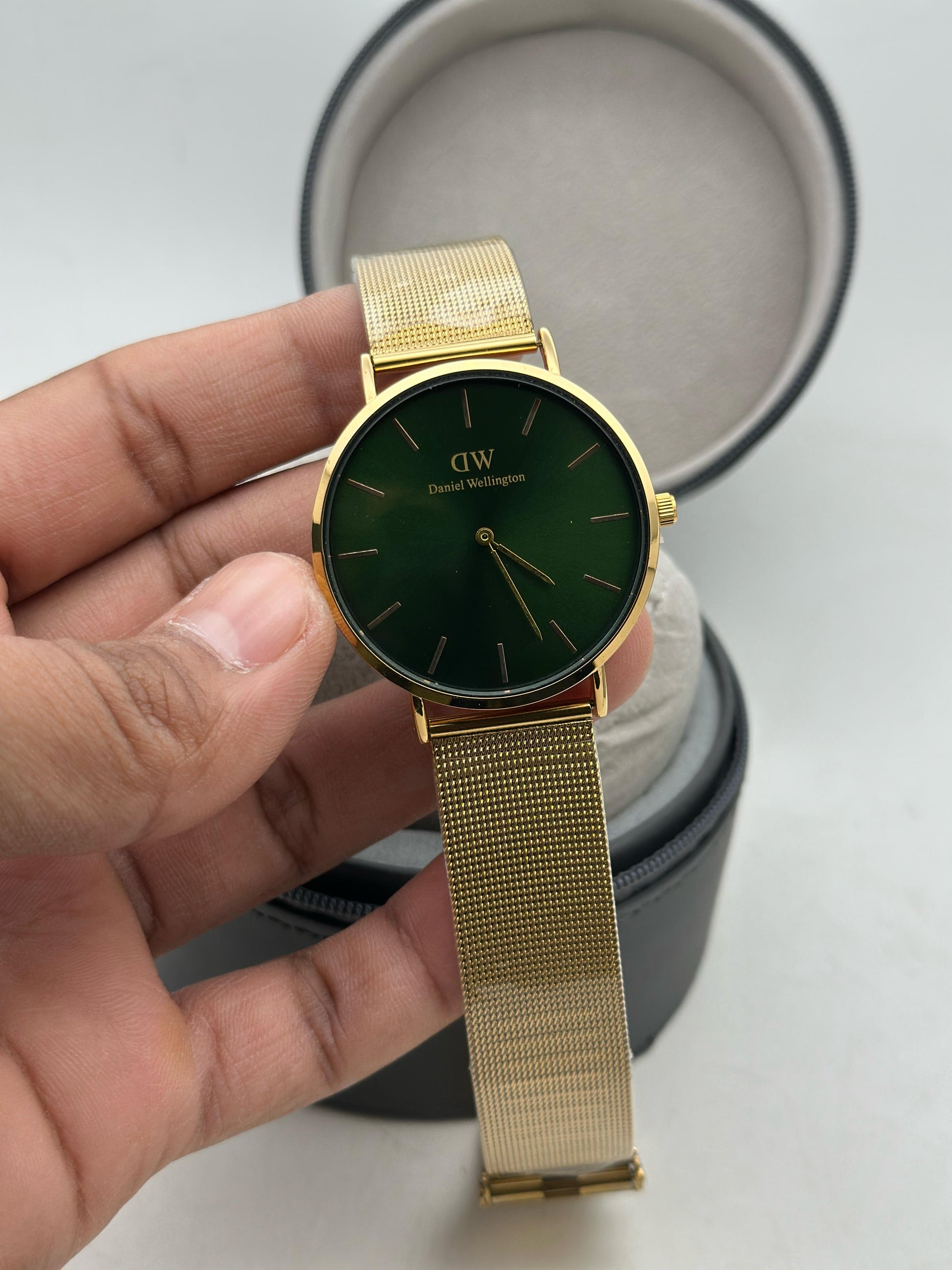 Daniel Wellington Rose Gold Mesh– Quartz Movement maurya watch