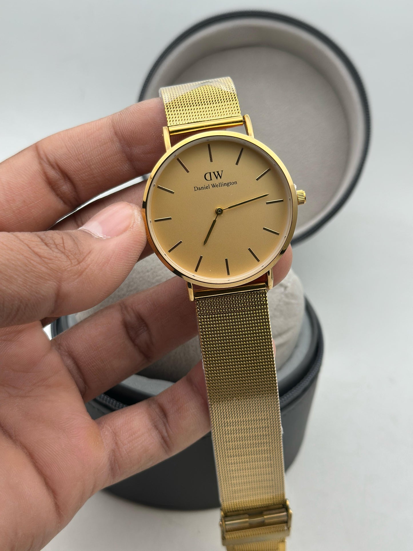 Daniel Wellington Rose Gold Mesh– Quartz Movement maurya watch