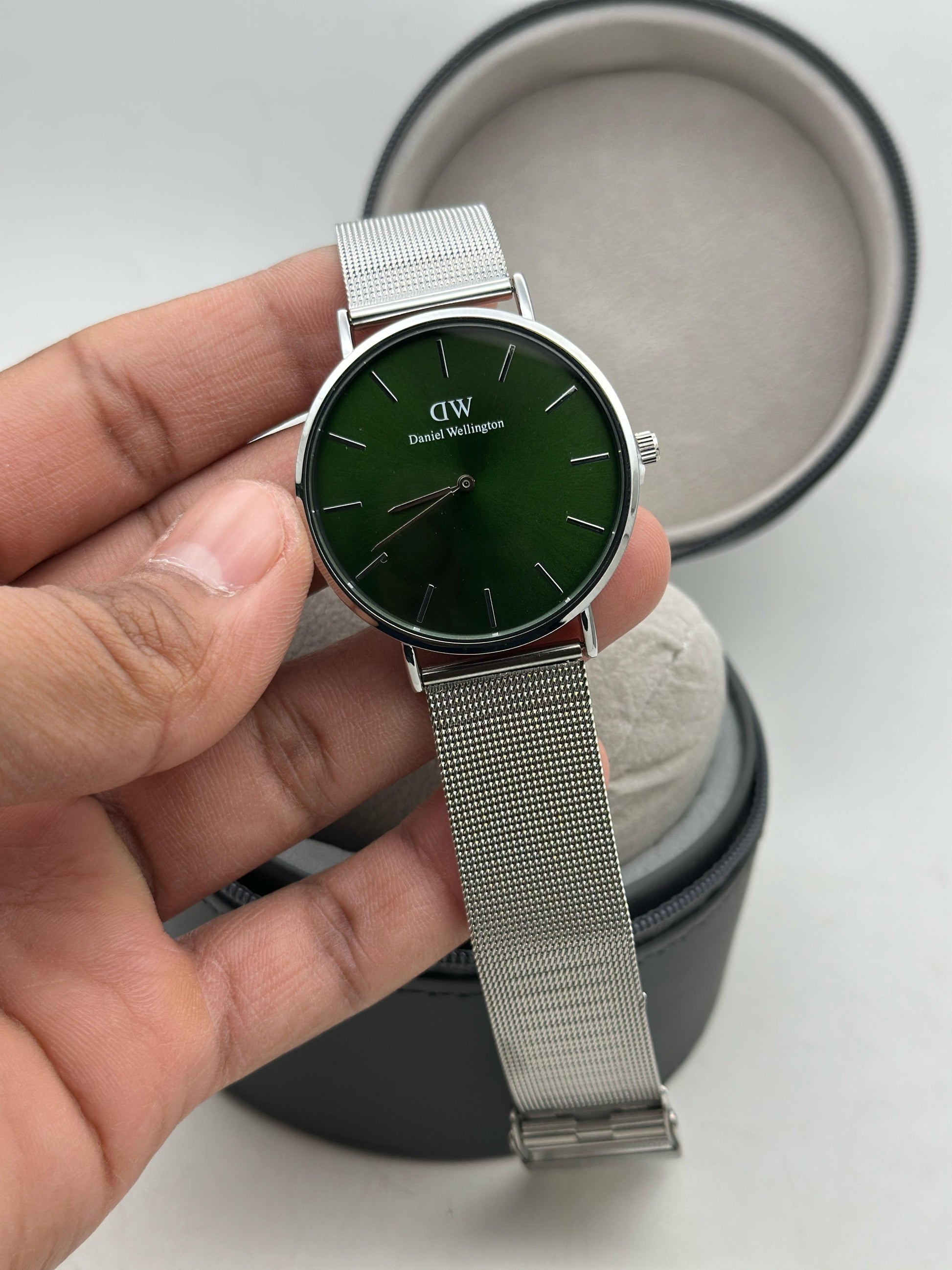 Daniel Wellington Rose Gold Mesh– Quartz Movement maurya watch