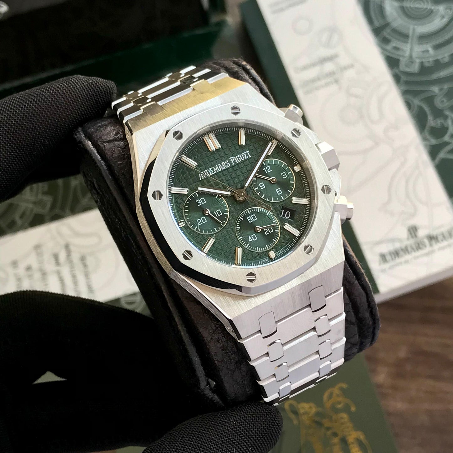 Audemars Piguet Royal Oak 50th Anniversary Chronograph’s Swiss ETA 🤩